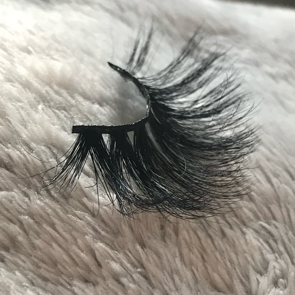 Ellie Lash Co Mink Lashes - Picture 2 of 3